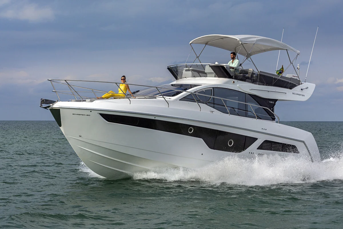 schaefer-450-view-externa-completa-cortando-mar