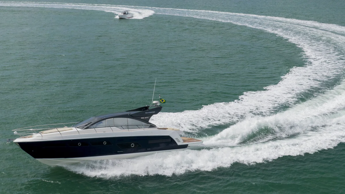 schaefer-510GTS-em-movimento-cortando-mar